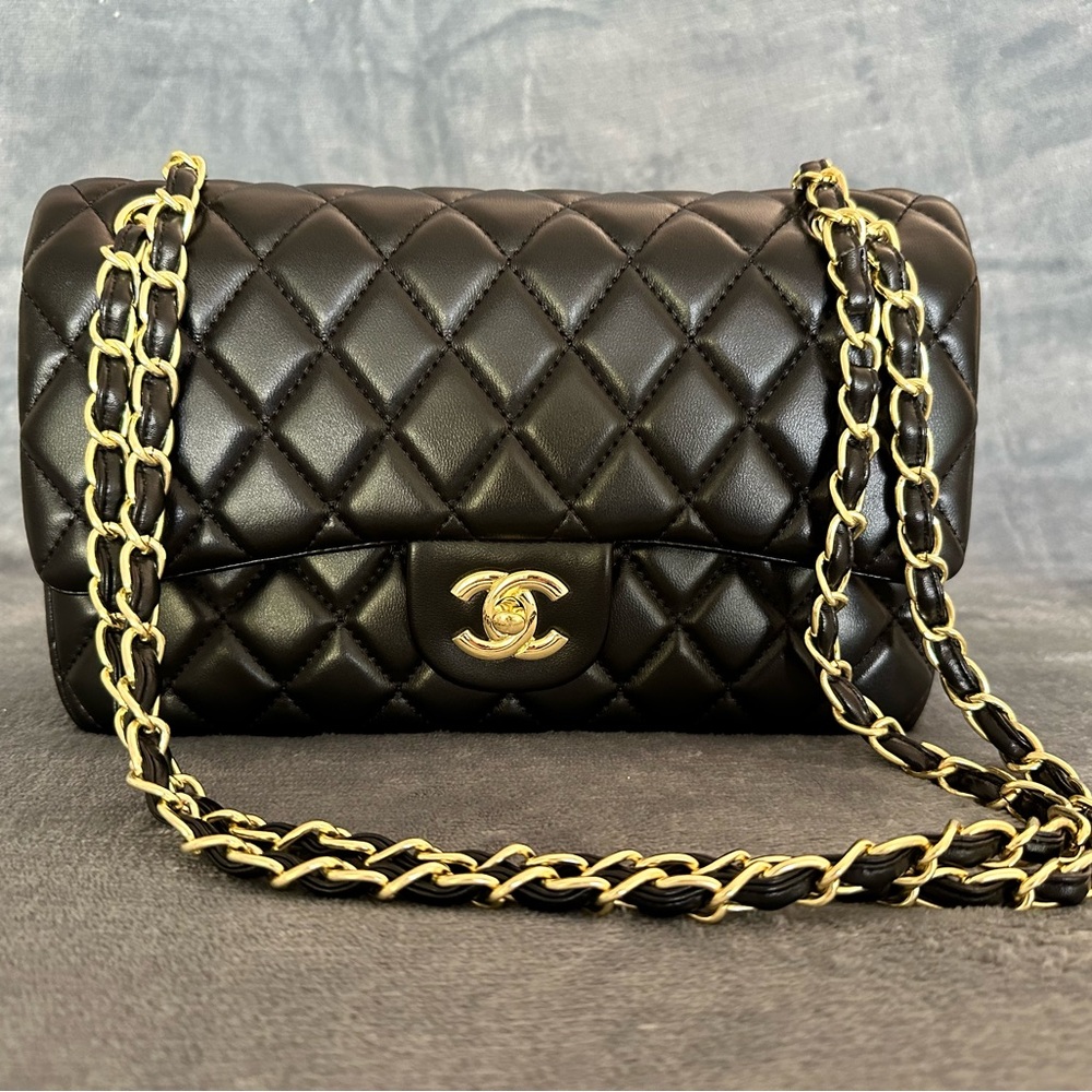 CHANEL Classic Handbag, Lambskin & Gold-Tone Metal,
Black, EXCELLENT Condition